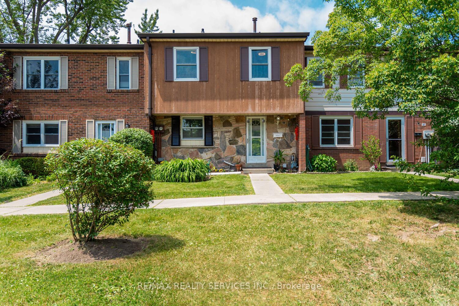 5 Bedrooms Condo at 2825 Gananoque, Mississauga For sale