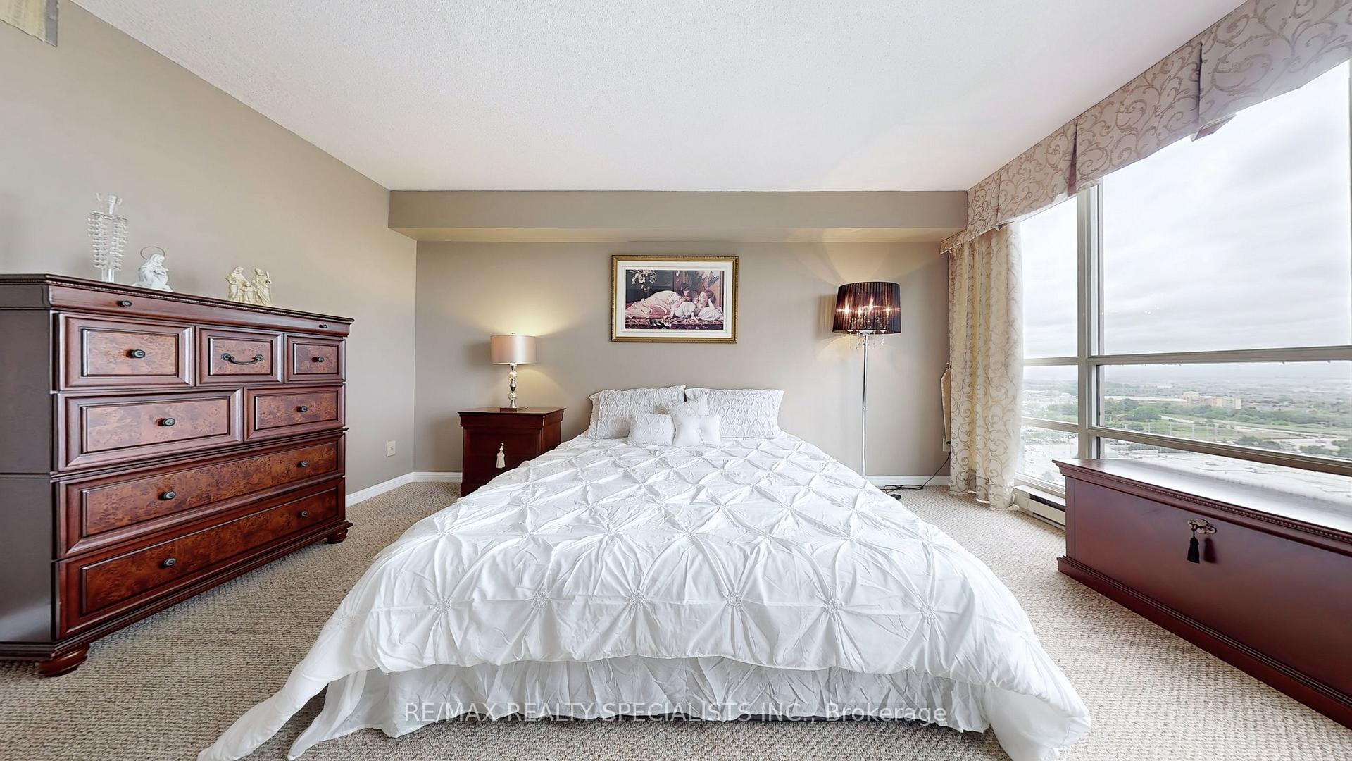 2 Bedrooms Condo at 45 Kingsbridge Garden, Mississauga For sale