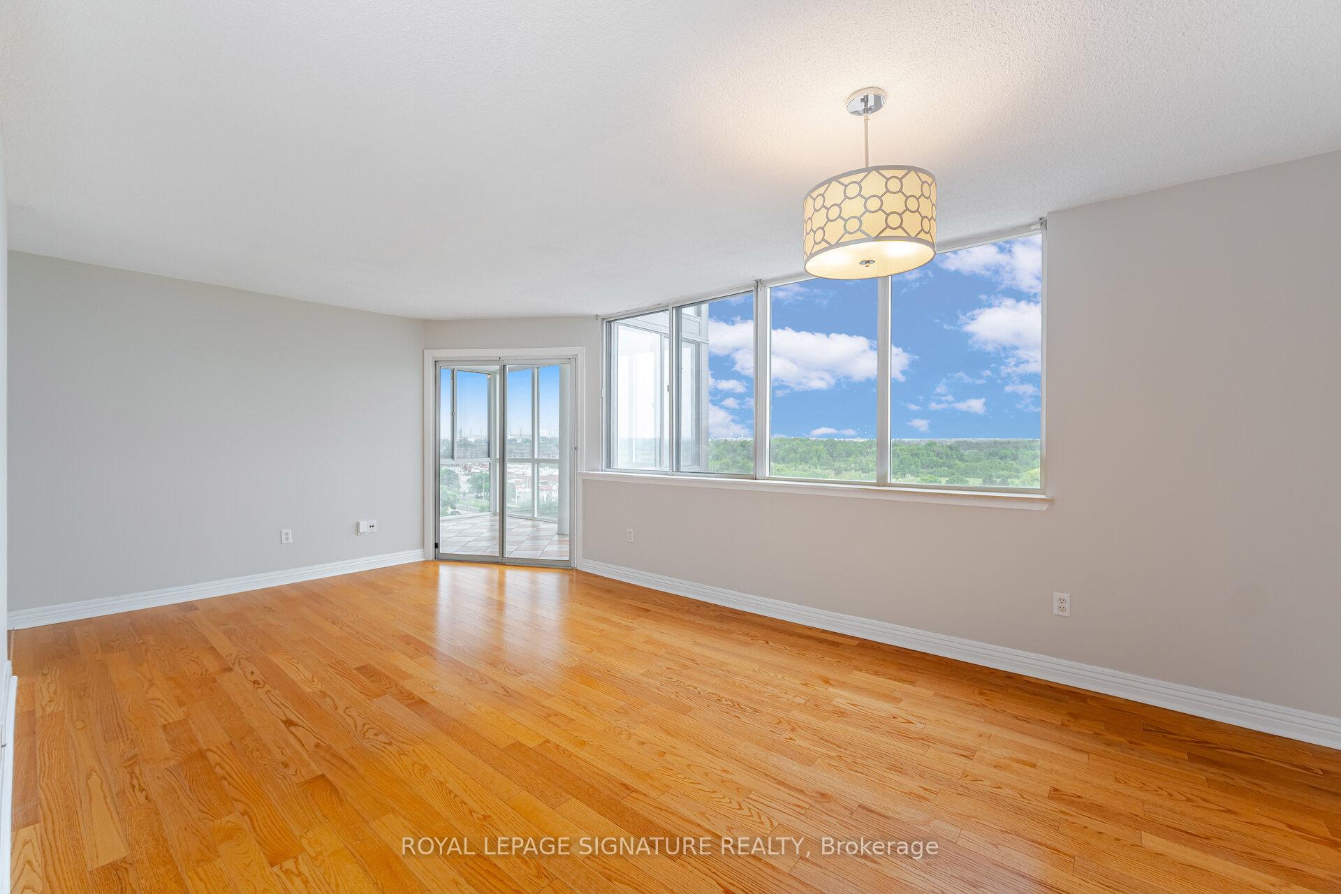 3 Bedrooms Condo at 10 Markbrook, Toronto For sale