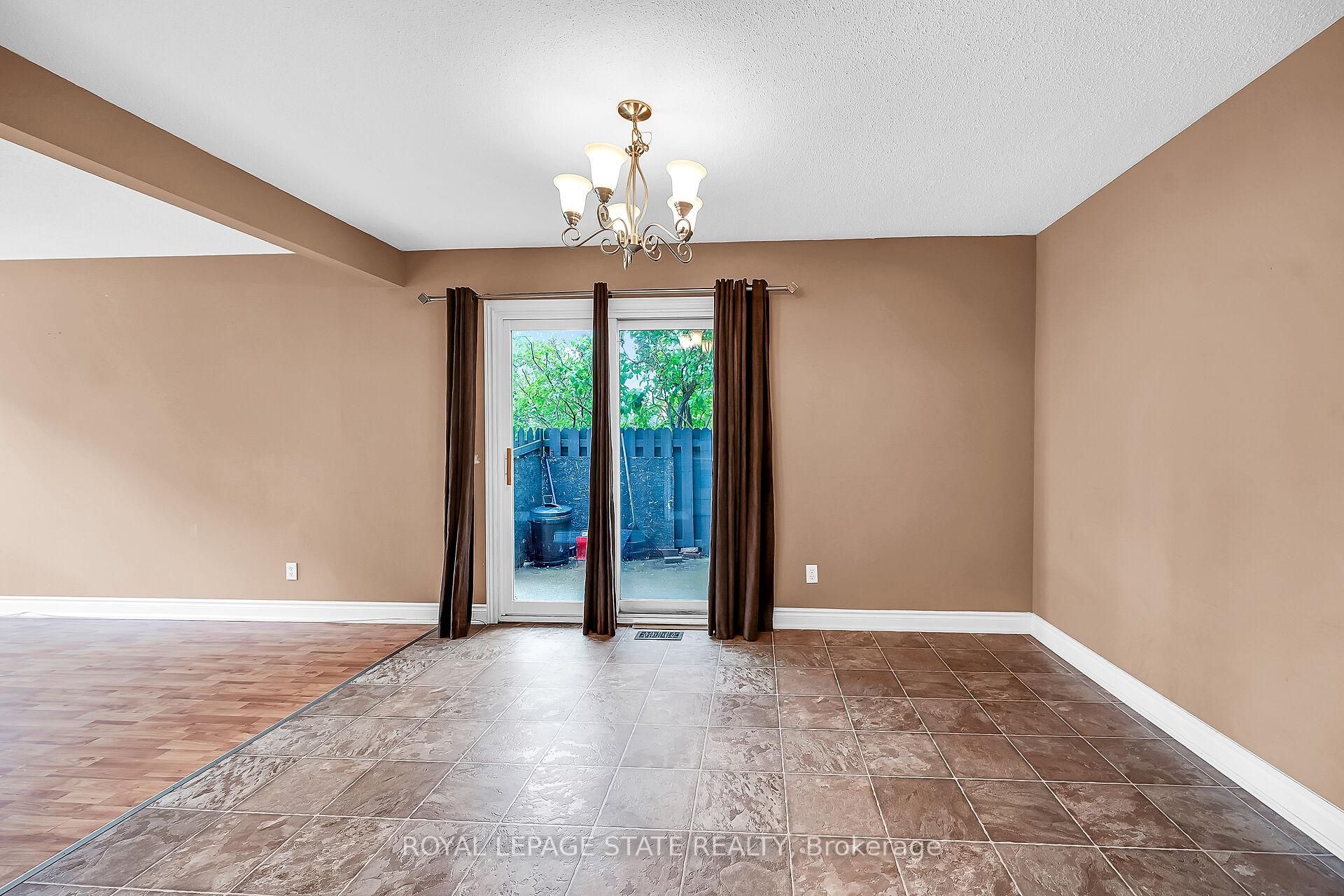 3 Bedrooms Condo at 977 Francis, Burlington For sale