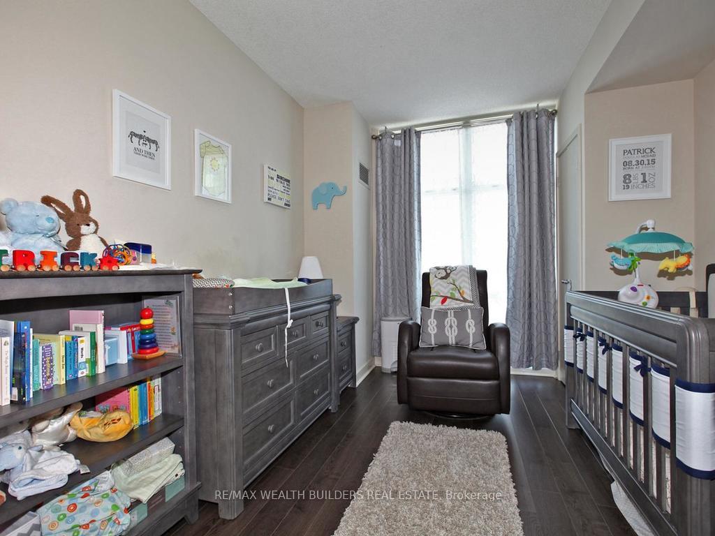 3 Bedrooms Condo at 35 Mariner,  Toronto For sale