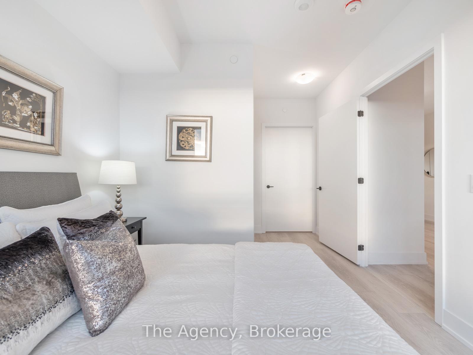 2 Bedrooms Condo at 2450 Old Bronte, Oakville For sale