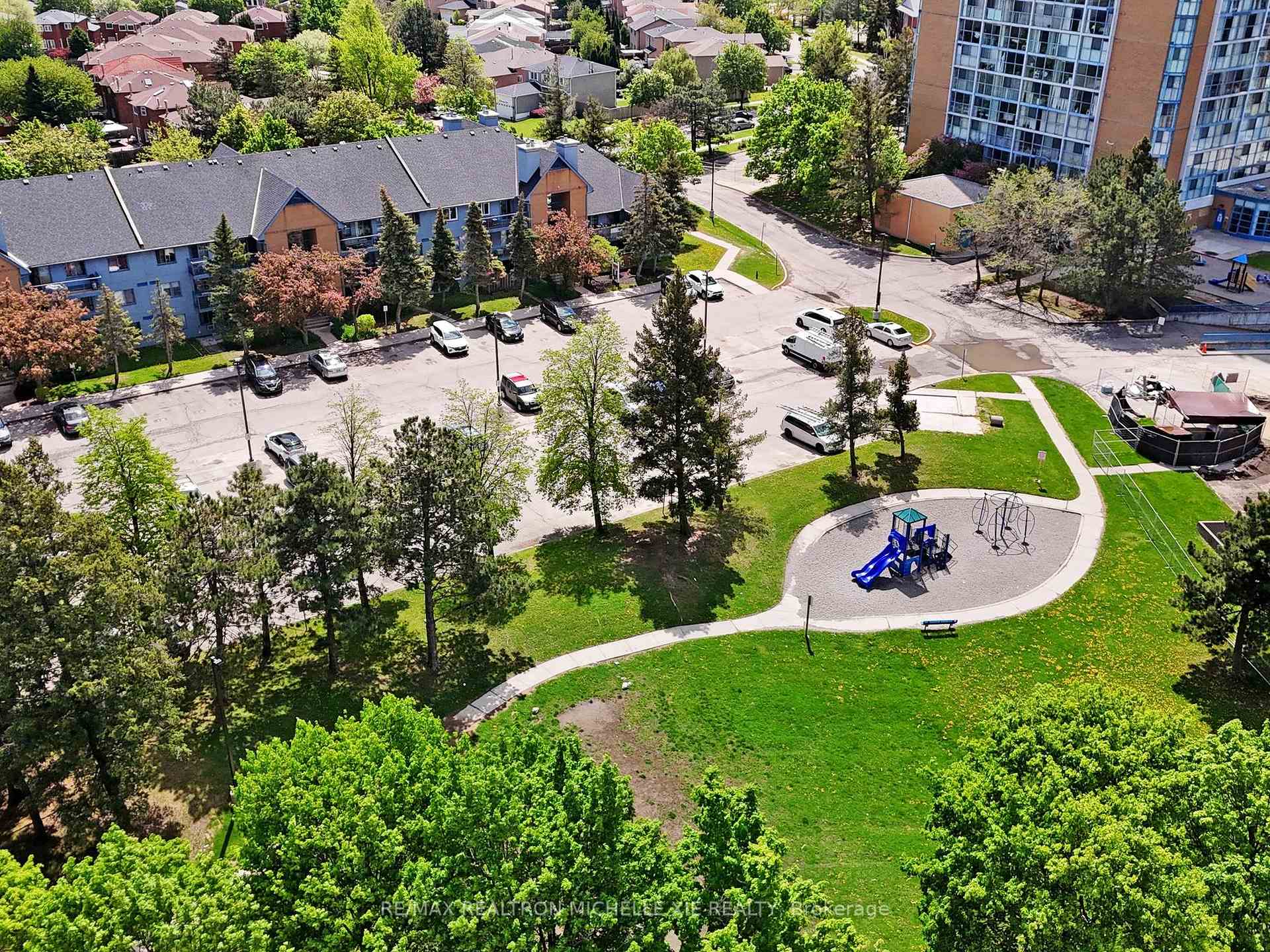 2 Bedrooms Condo at 65 Trailwood, Mississauga For sale