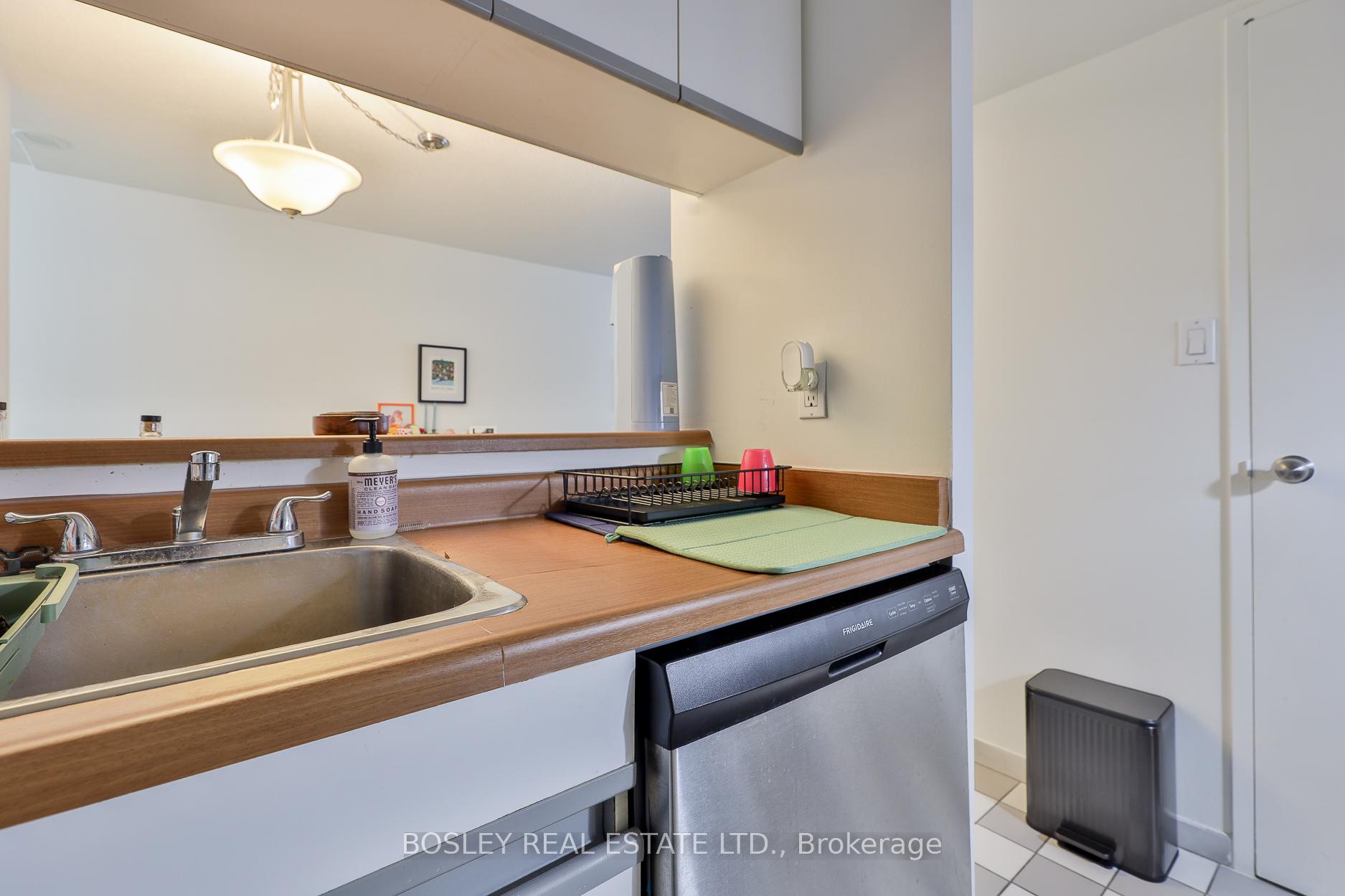 2 Bedrooms Condo at 1001 Bay, Toronto For sale