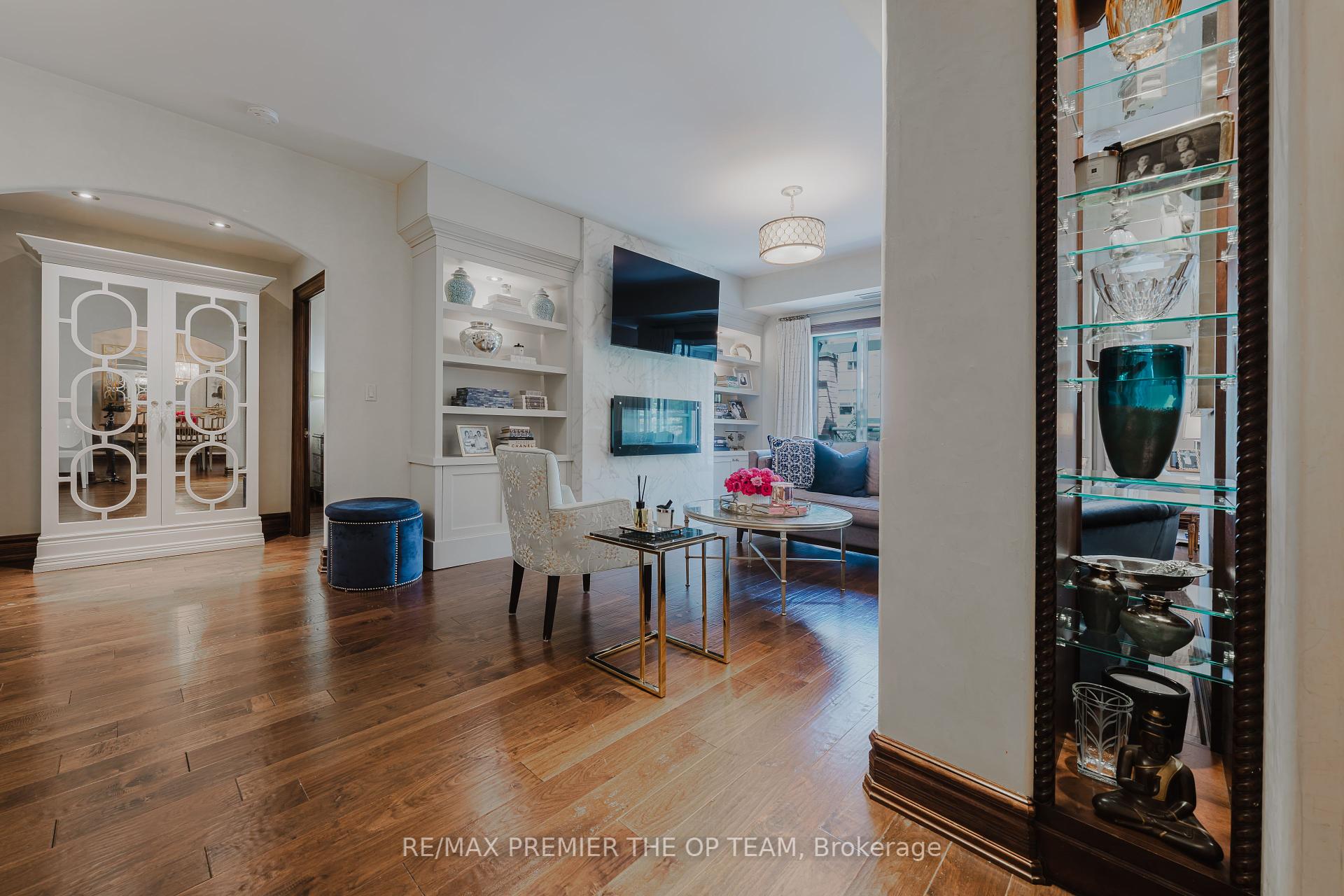 2 Bedrooms Condo at 121 Woodbridge, Vaughan For sale