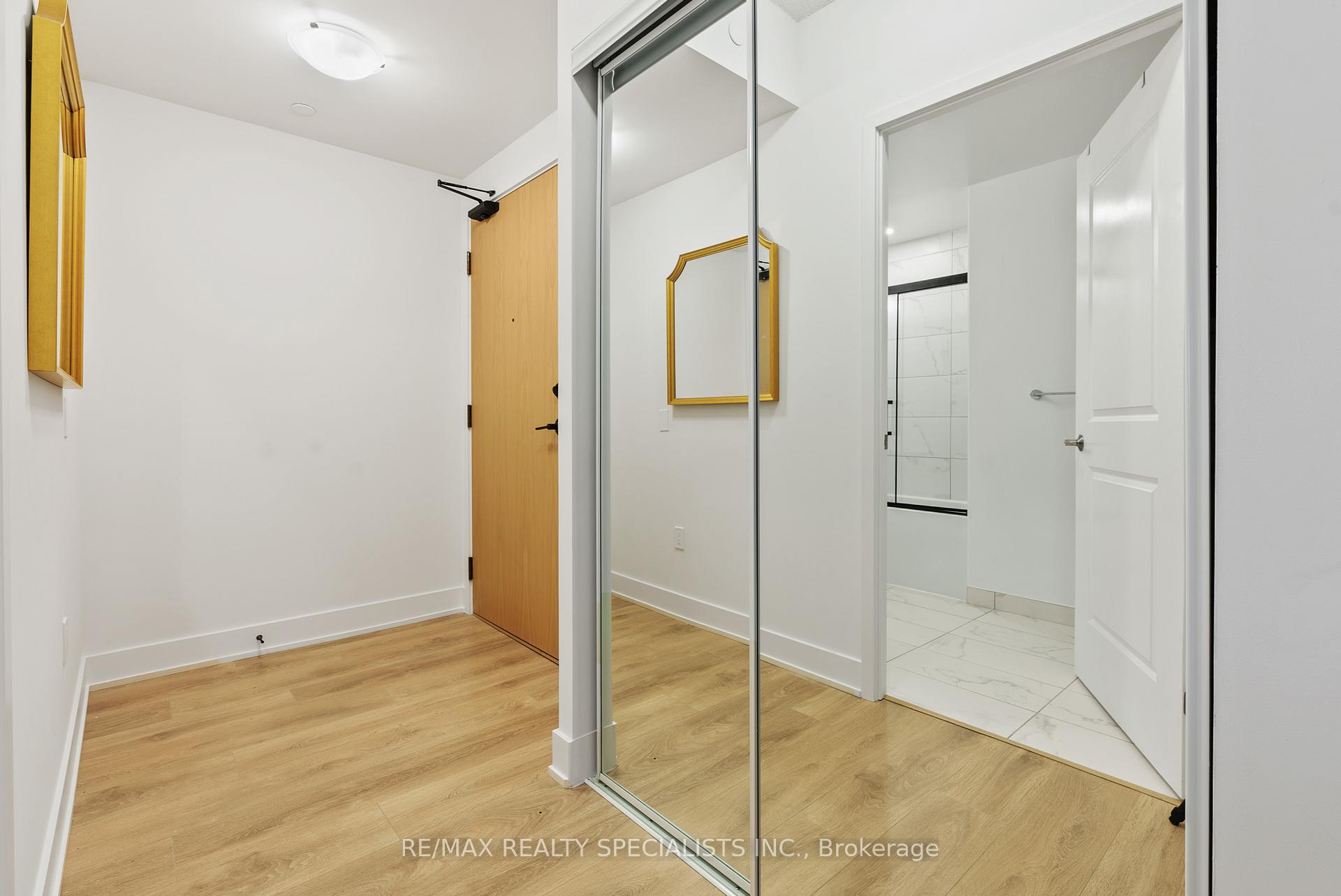 2 Bedrooms Co-op at 202 Burnhamthorpe, Mississauga For sale