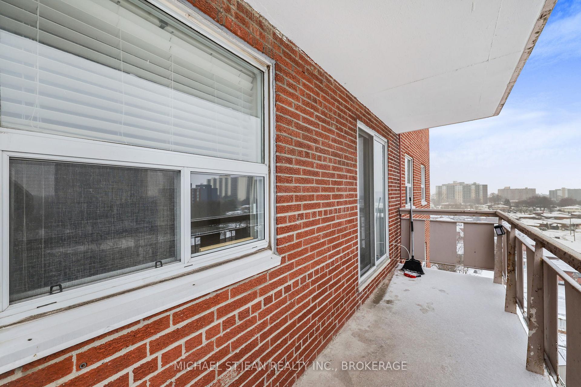 2 Bedrooms Condo at 851 Queenston,  Hamilton For sale