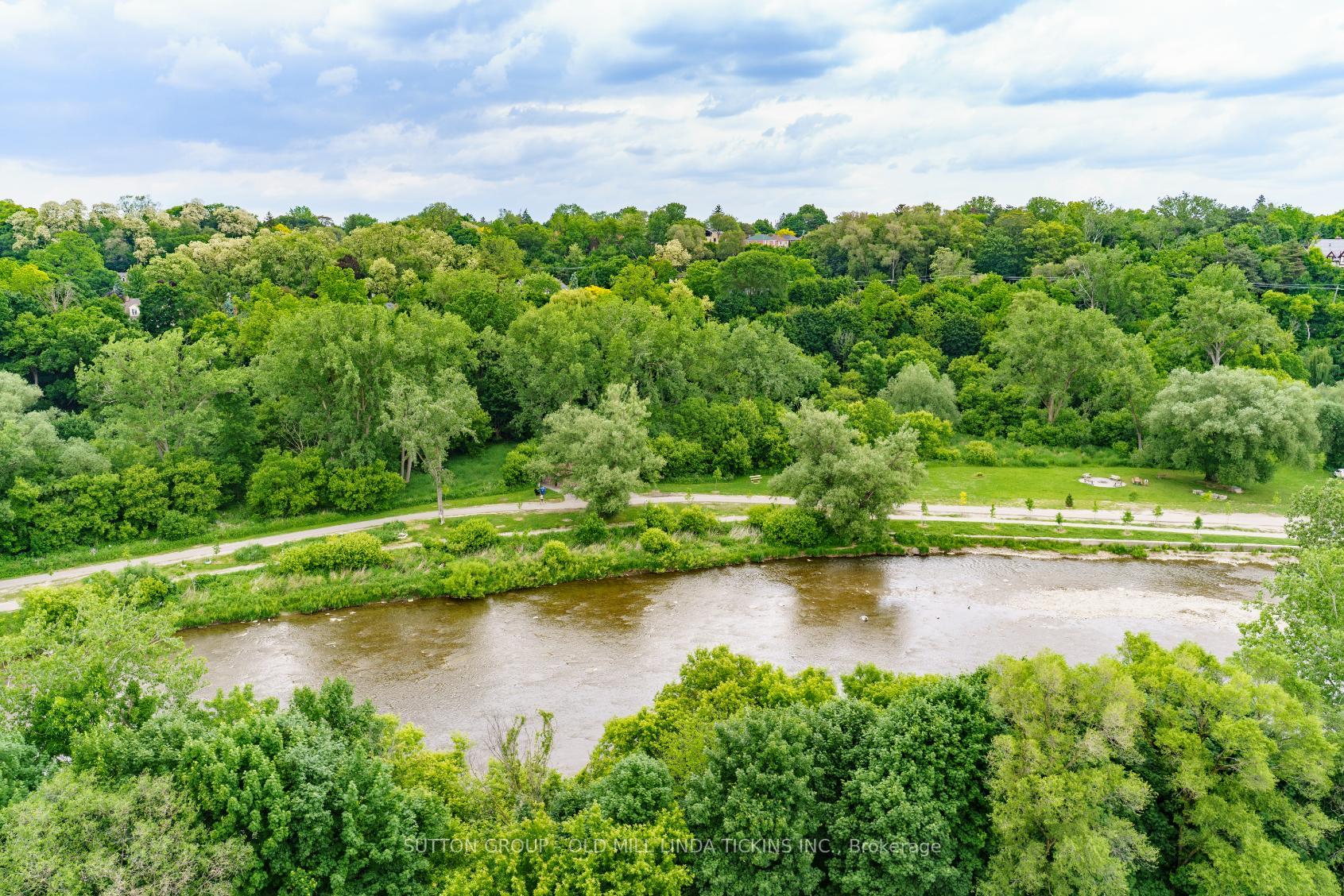 2 Bedrooms Condo at 30 Old Mill, Toronto For sale