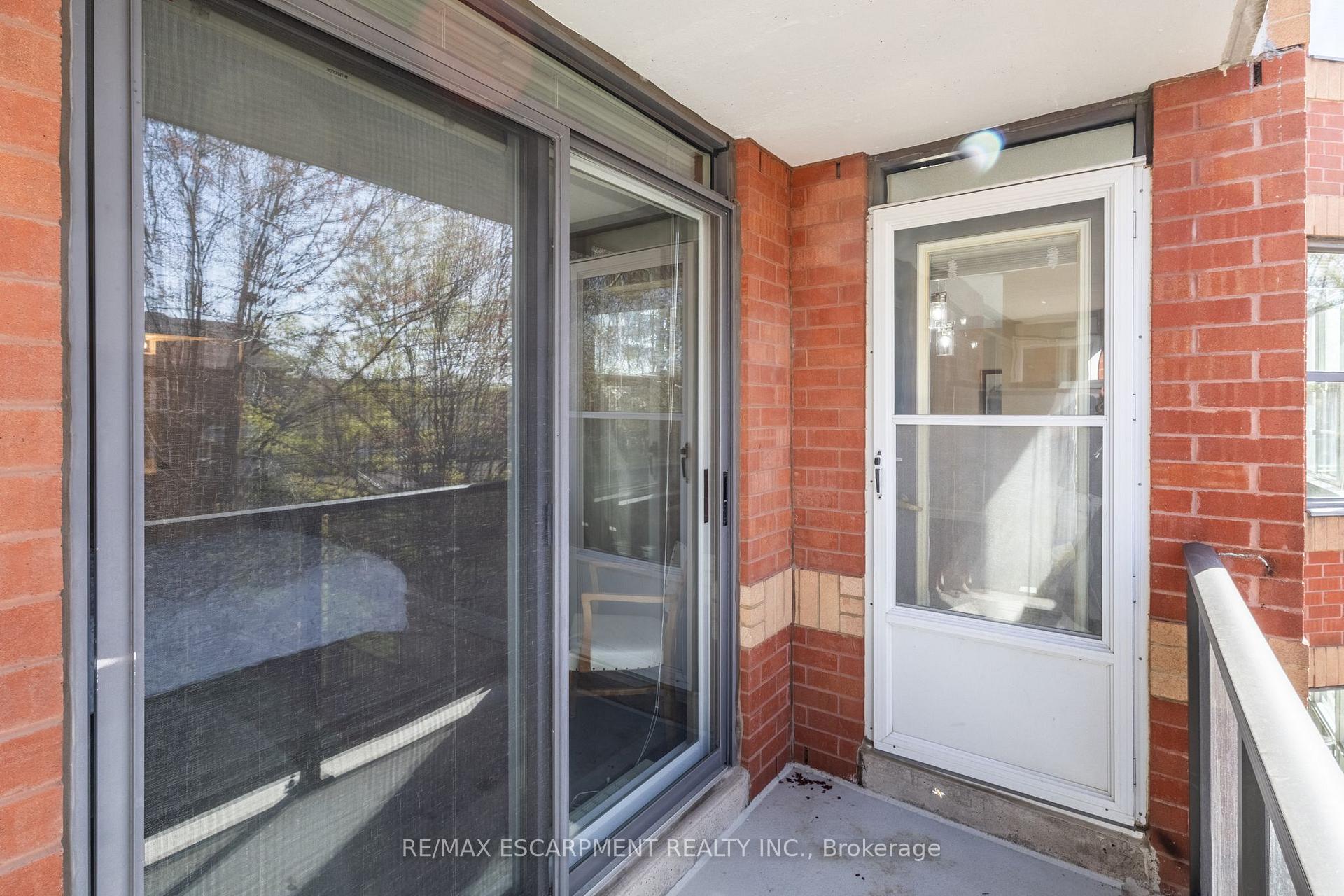 2 Bedrooms Condo at 2199 Sixth,  Oakville For sale