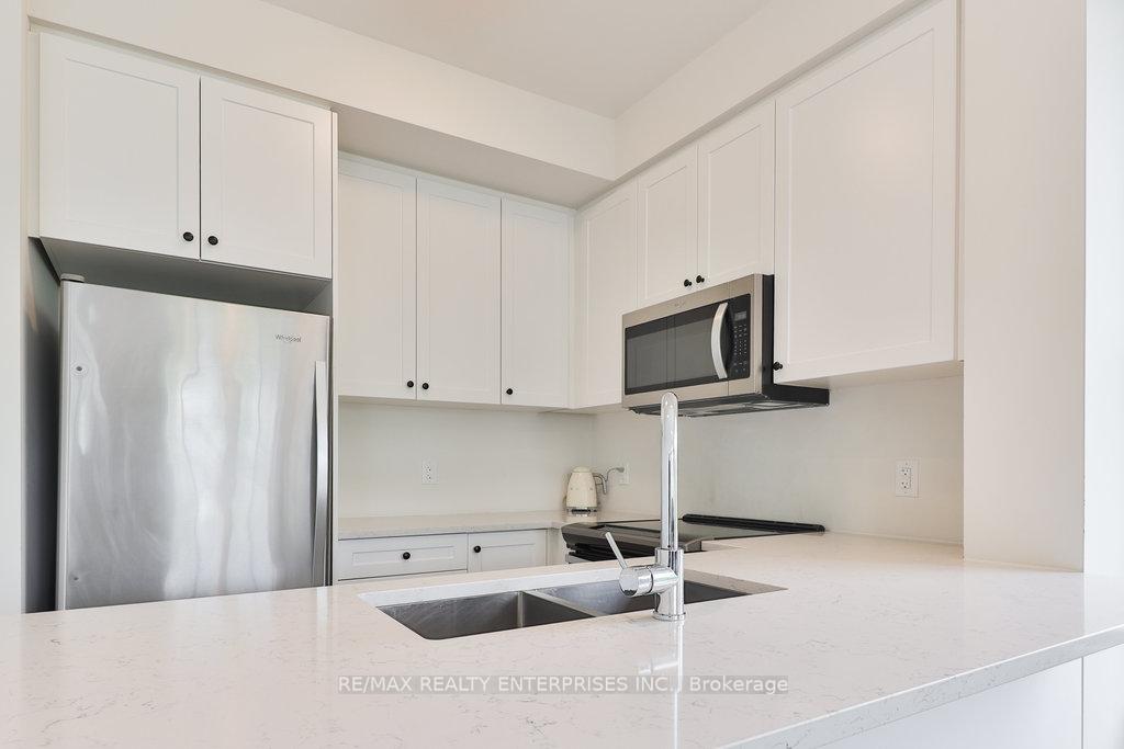 2 Bedrooms Condo at 657 Cricklewood, Mississauga For sale