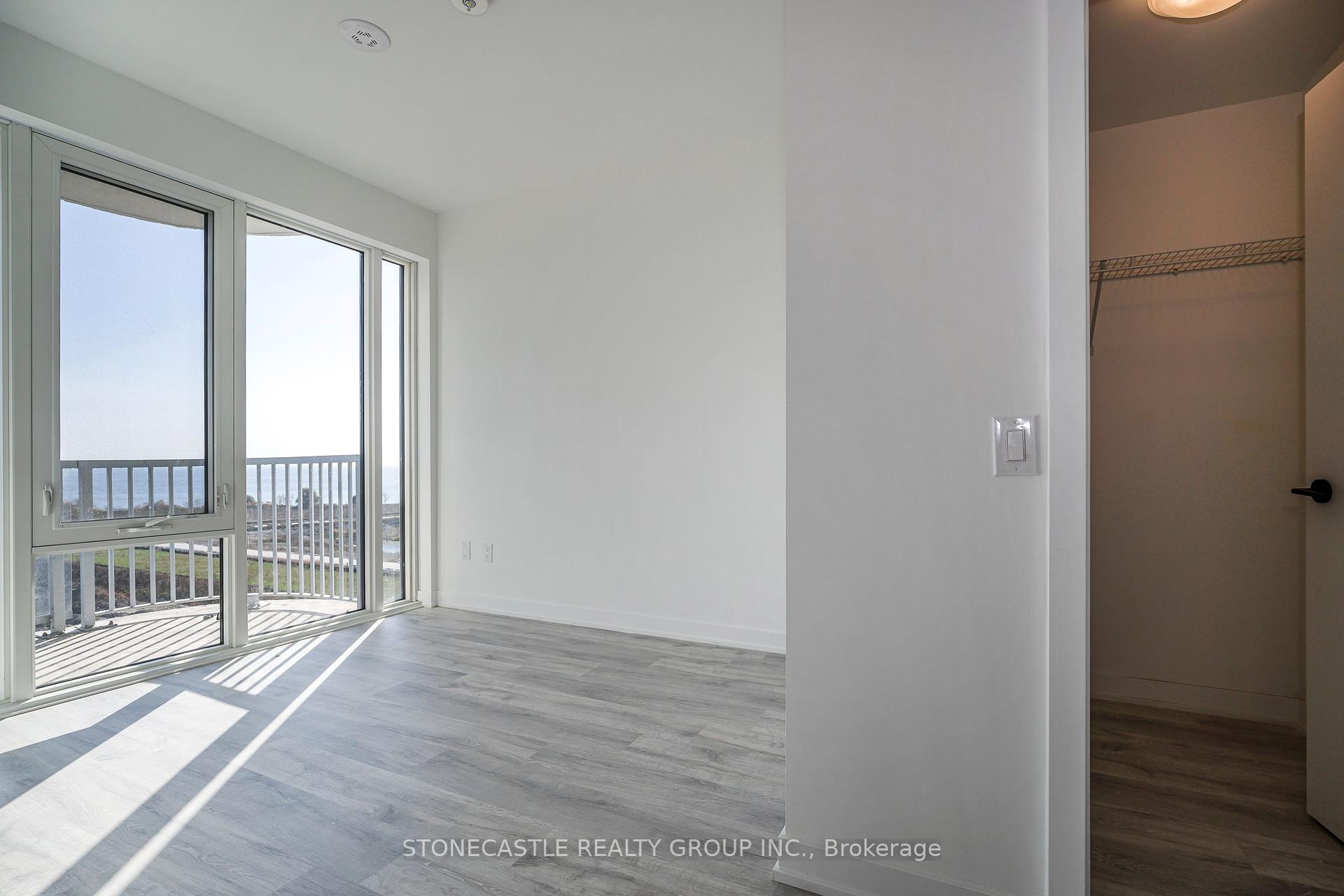3 Bedrooms Condo at 220 Missinnihe, Mississauga For sale