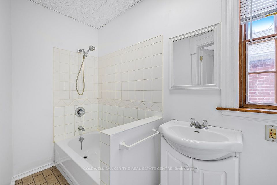 https://trreb-image.ampre.ca/1iu1WS7Bv3GXzCcTIt7FBe5KxkCjpm5C_YWu3PmBBeI/rs:fit:960:960/wm:.5:so:0:50:.4/wmsh:10/wmt:PHNwYW4gZm9yZWdyb3VuZD0nd2hpdGUnIGZvbnQ9JzY4Jz5DT0xEV0VMTCBCQU5LRVIgVEhFIFJFQUwgRVNUQVRFIENFTlRSRSwgQnJva2VyYWdlPC9zcGFuPg/L3RycmViL2xpc3RpbmdzLzQwLzQxLzQyLzI1L3AvYWY4MDBlMTAtNjc0Yy00MTZjLTg4MjEtNzAyMGFlMzcyMjI4LmpwZw.jpg