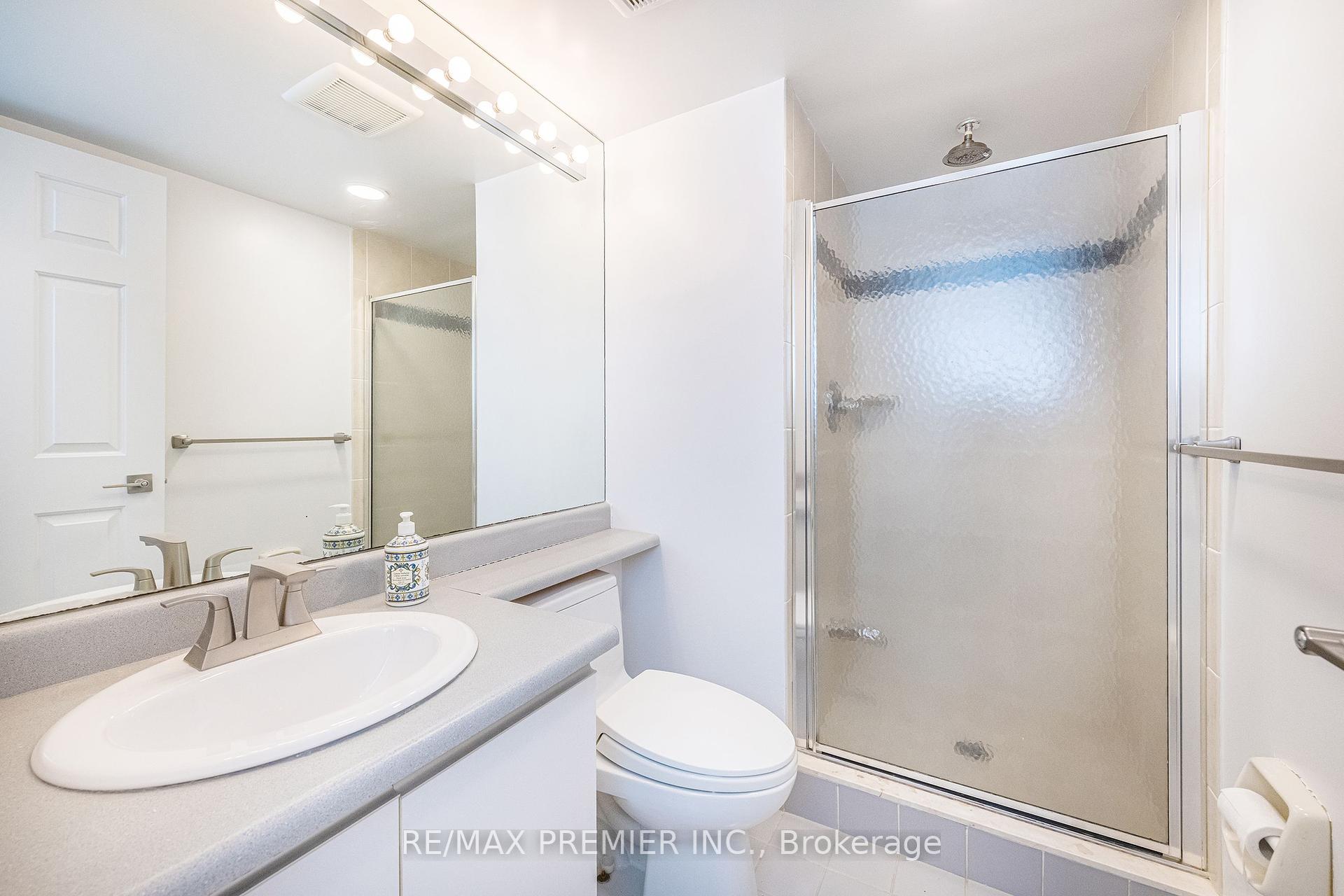 2 Bedrooms Condo at 20 Southport,  Toronto For sale