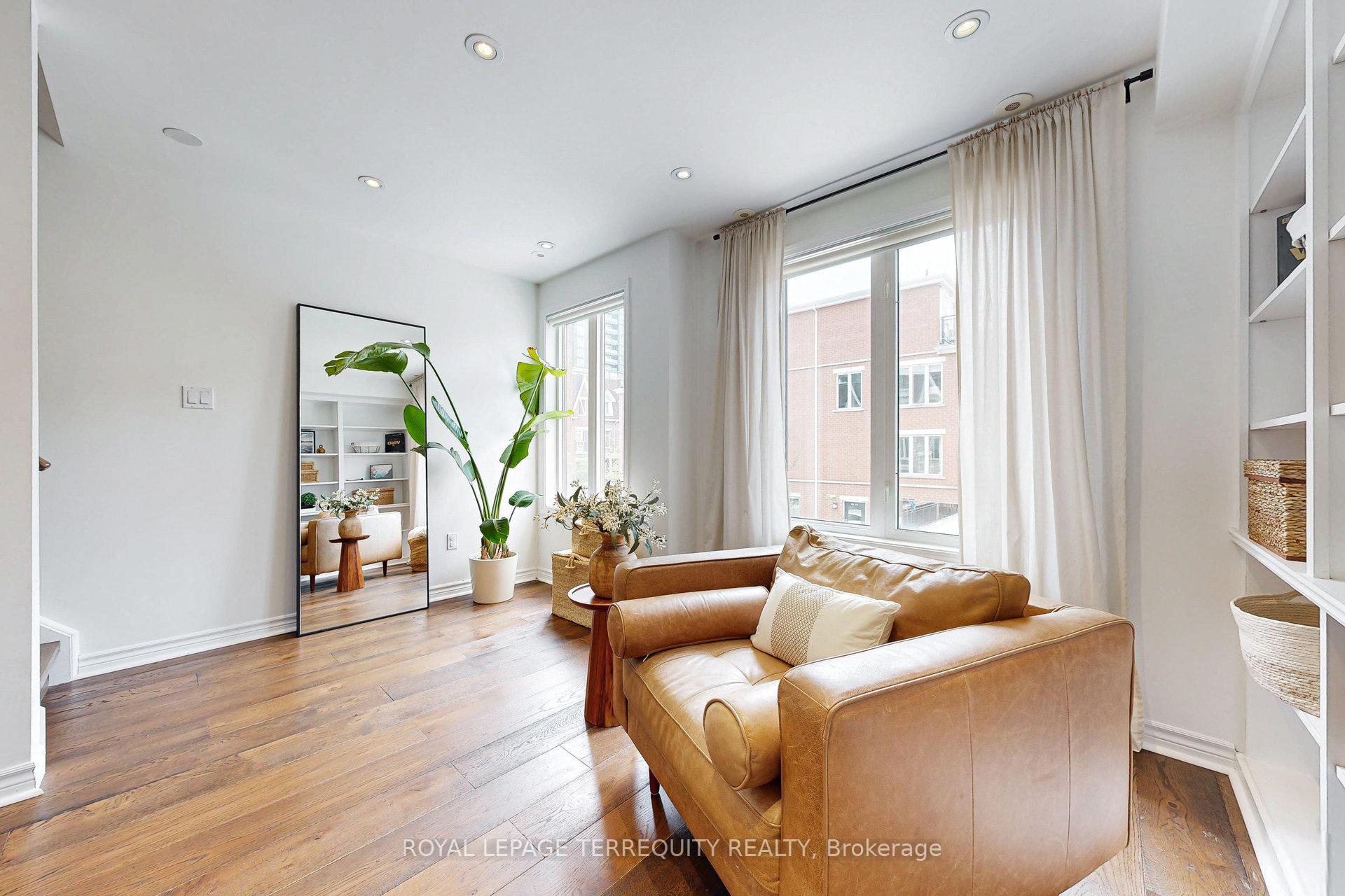 3 Bedrooms Condo at 25 Laidlaw, Toronto For sale