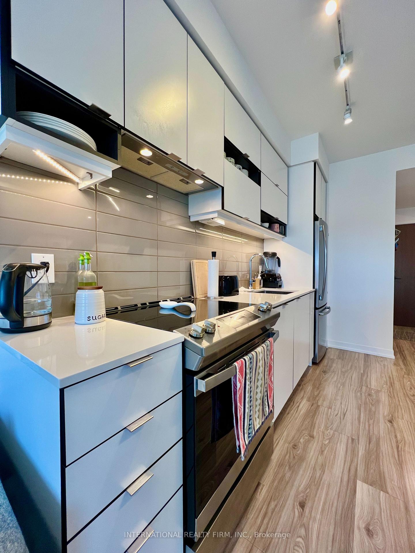 2 Bedrooms Condo at 4065 Confederation, Mississauga For sale