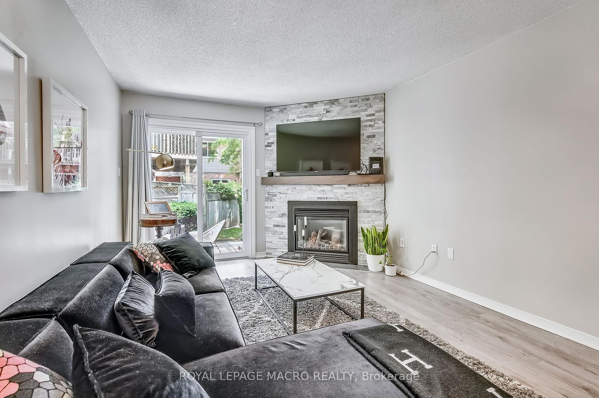 4 Bedrooms Condo at 2055 Walkers, Burlington For sale