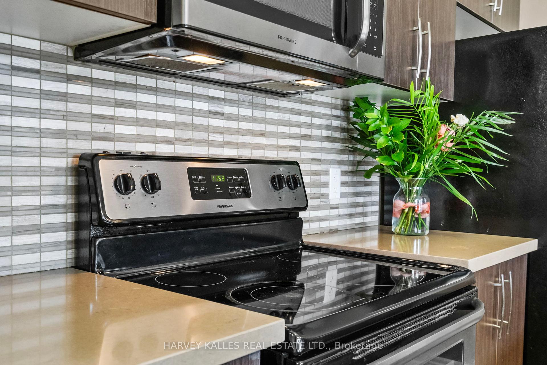 3 Bedrooms Condo at 3003 Glover, Burlington For sale