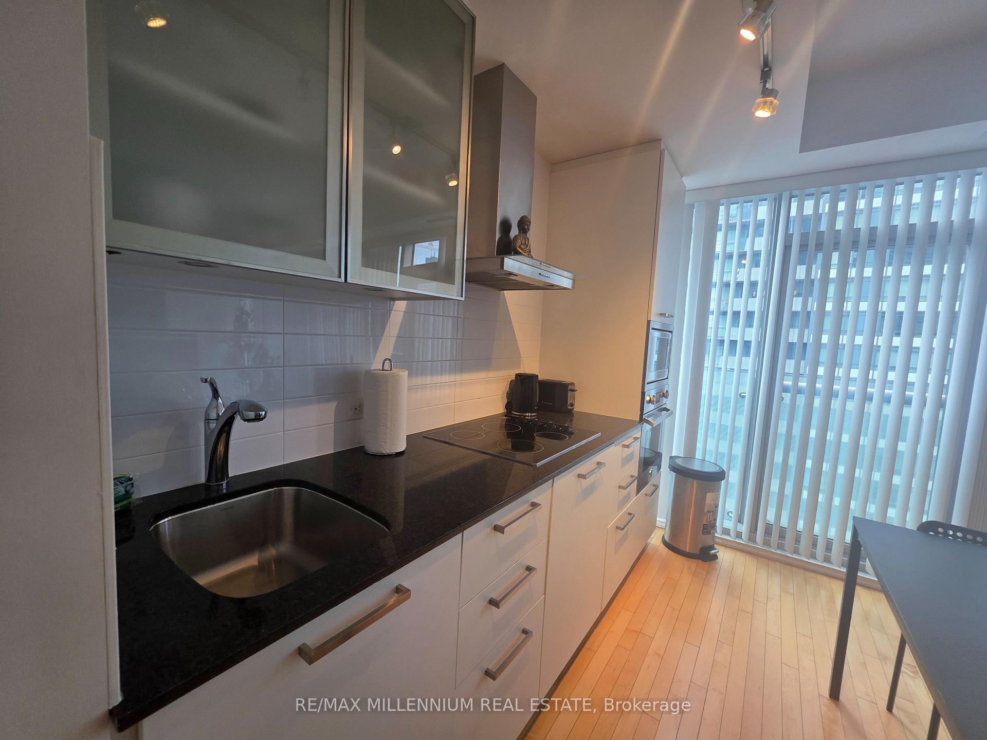 2 Bedrooms Condo at 14 York, Toronto For sale