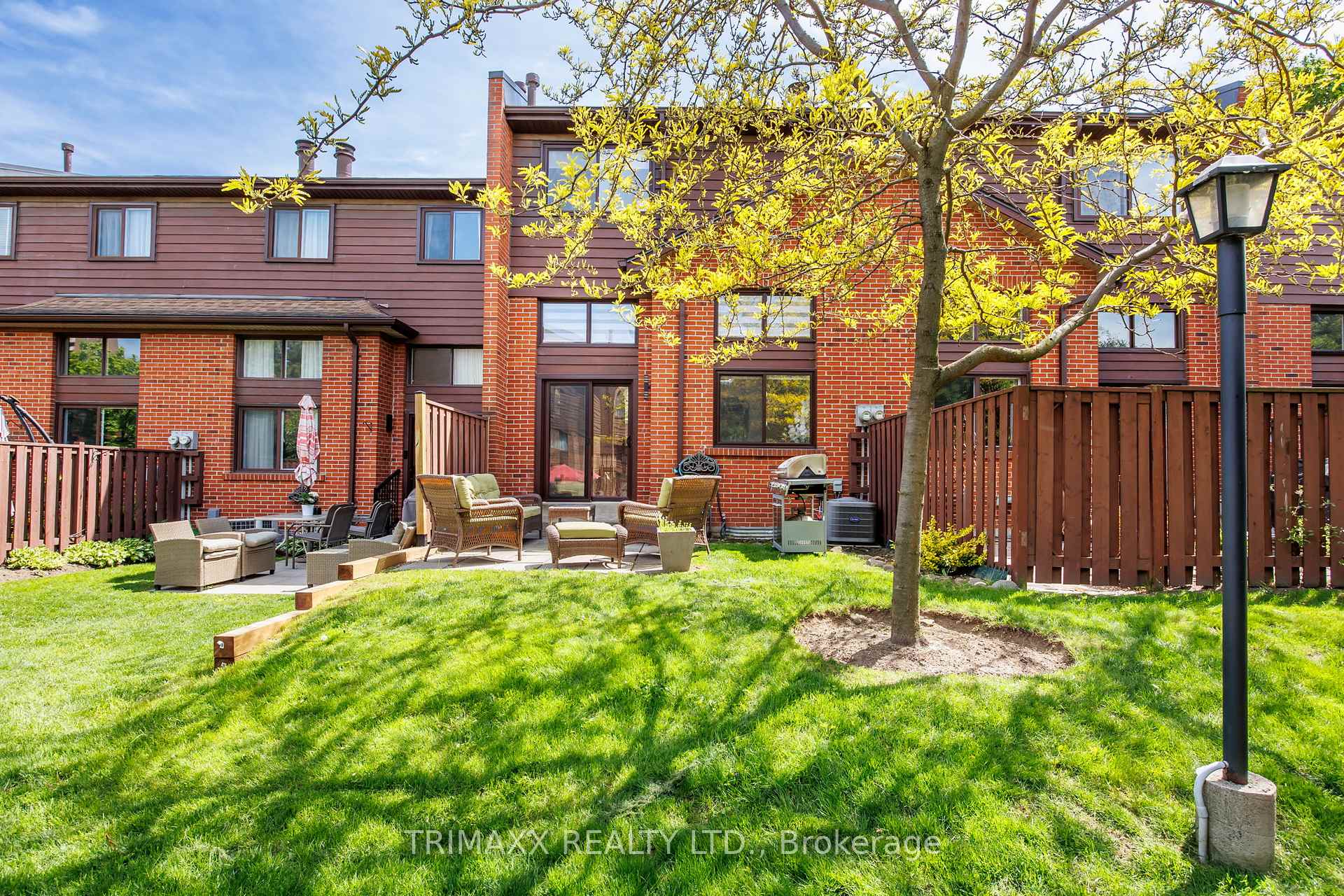 4 Bedrooms Condo at 4165 Fieldgate, Mississauga For sale