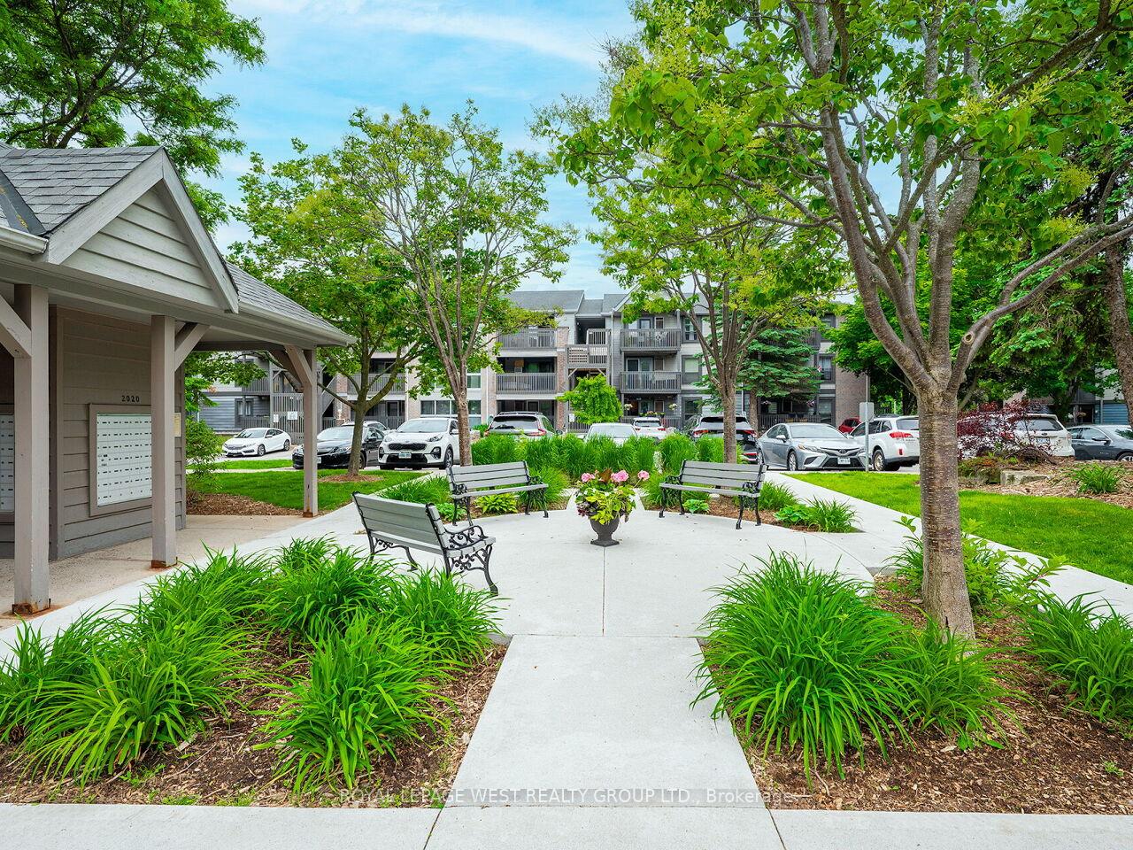 2 Bedrooms Condo at 2020 Cleaver, Burlington For sale