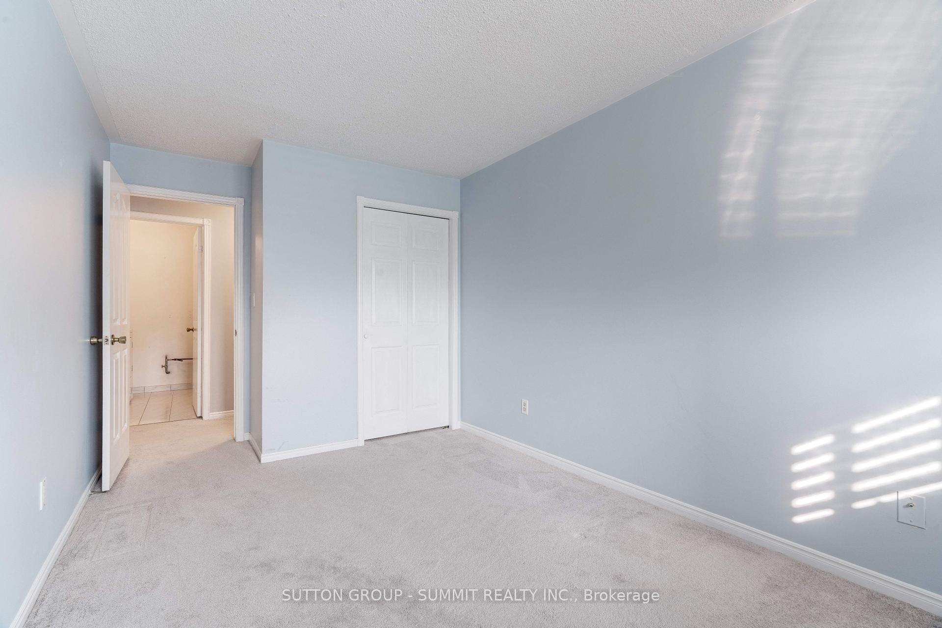 2 Bedrooms Condo at 3050 Pinemeadow, Burlington For sale