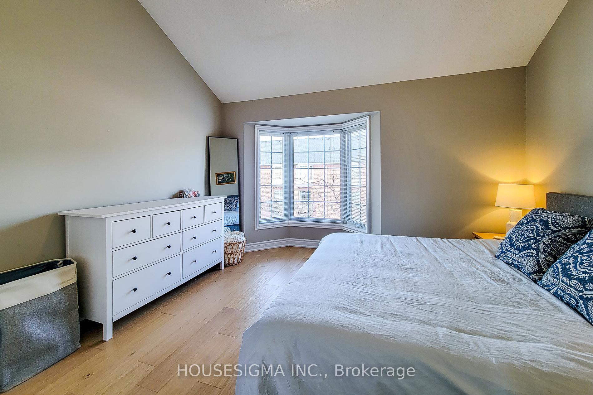 2 Bedrooms Condo at 3480 Upper Middle, Burlington For sale