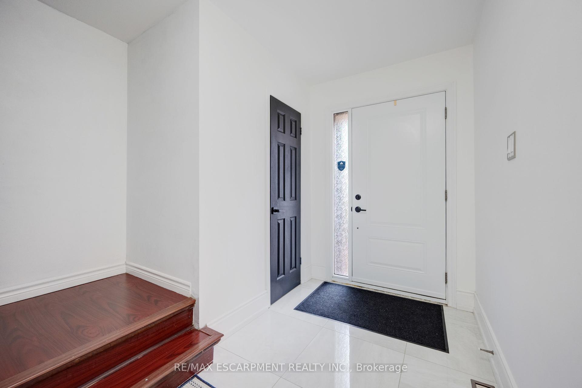 4 Bedrooms Condo at 3430 Brandon Gate, Mississauga For sale