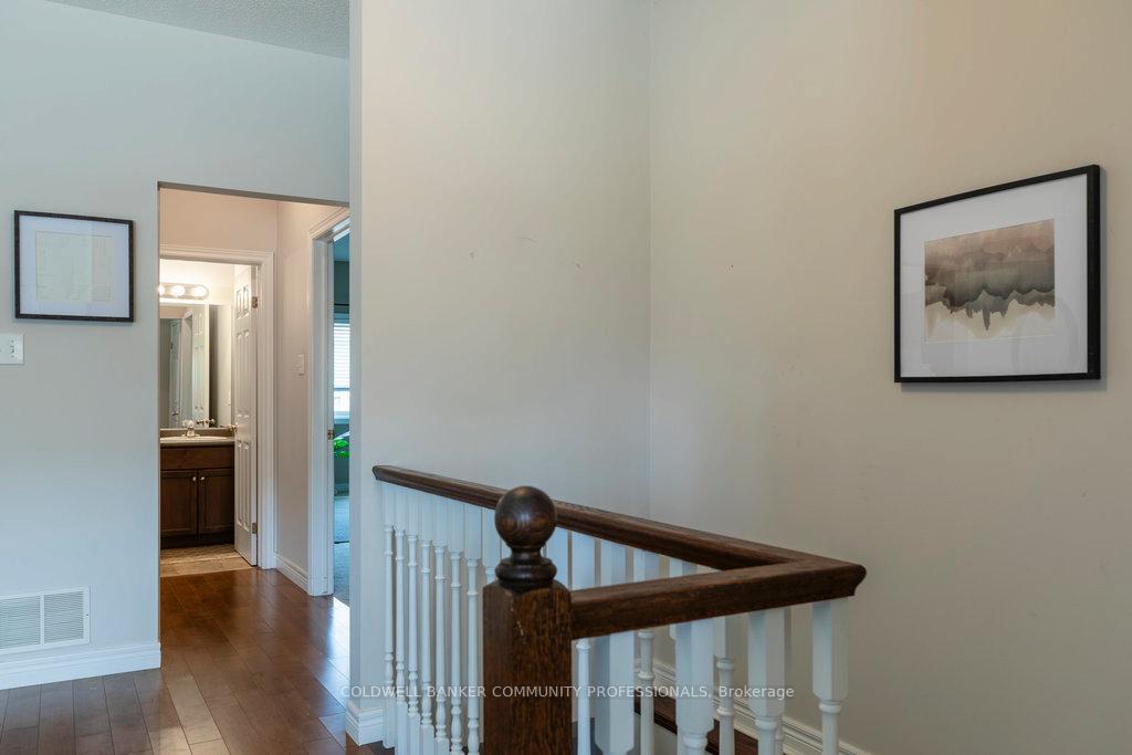 2 Bedrooms Condo at 130 Southbrook, Hamilton For sale