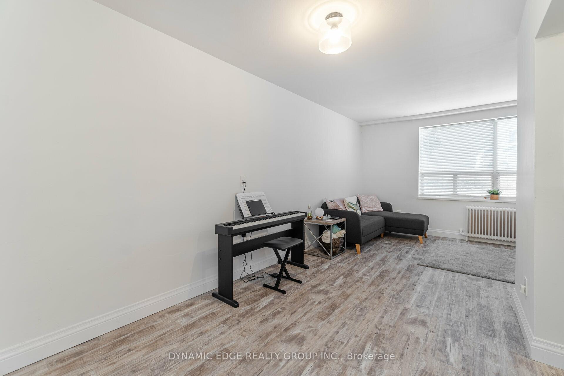 2 Bedrooms Condo at 57 Mericourt,  Hamilton For sale