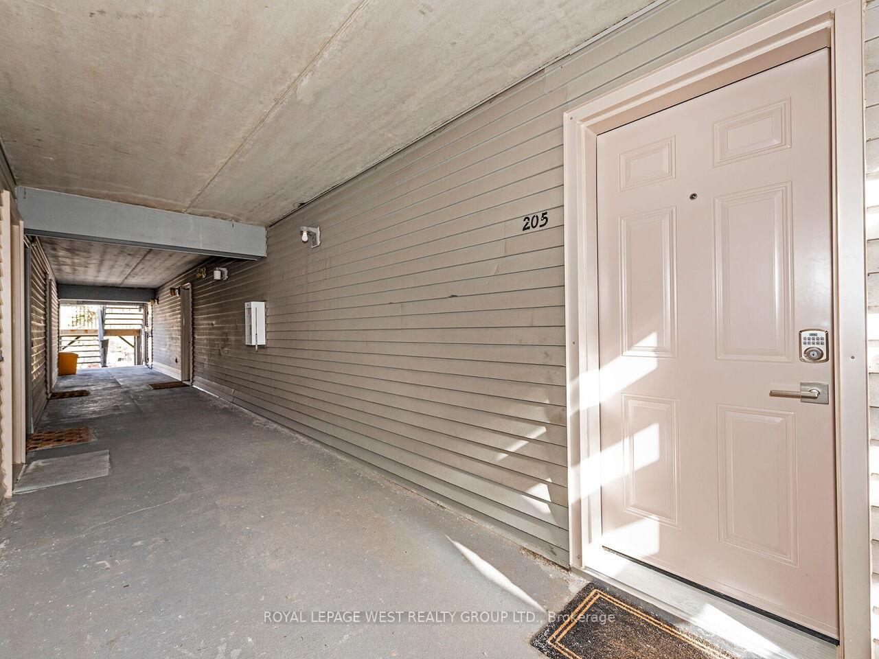 2 Bedrooms Condo at 2020 Cleaver, Burlington For sale