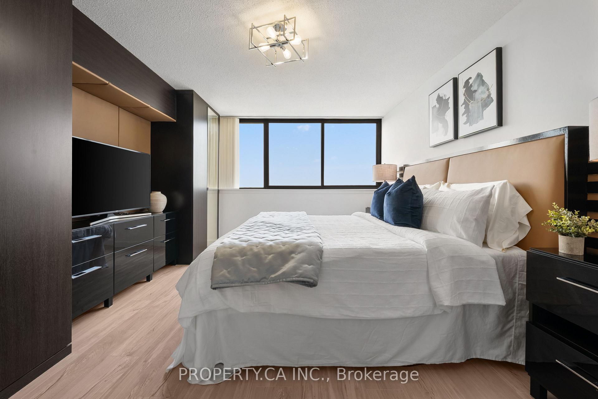 3 Bedrooms Condo at 40 Richview, Toronto For sale