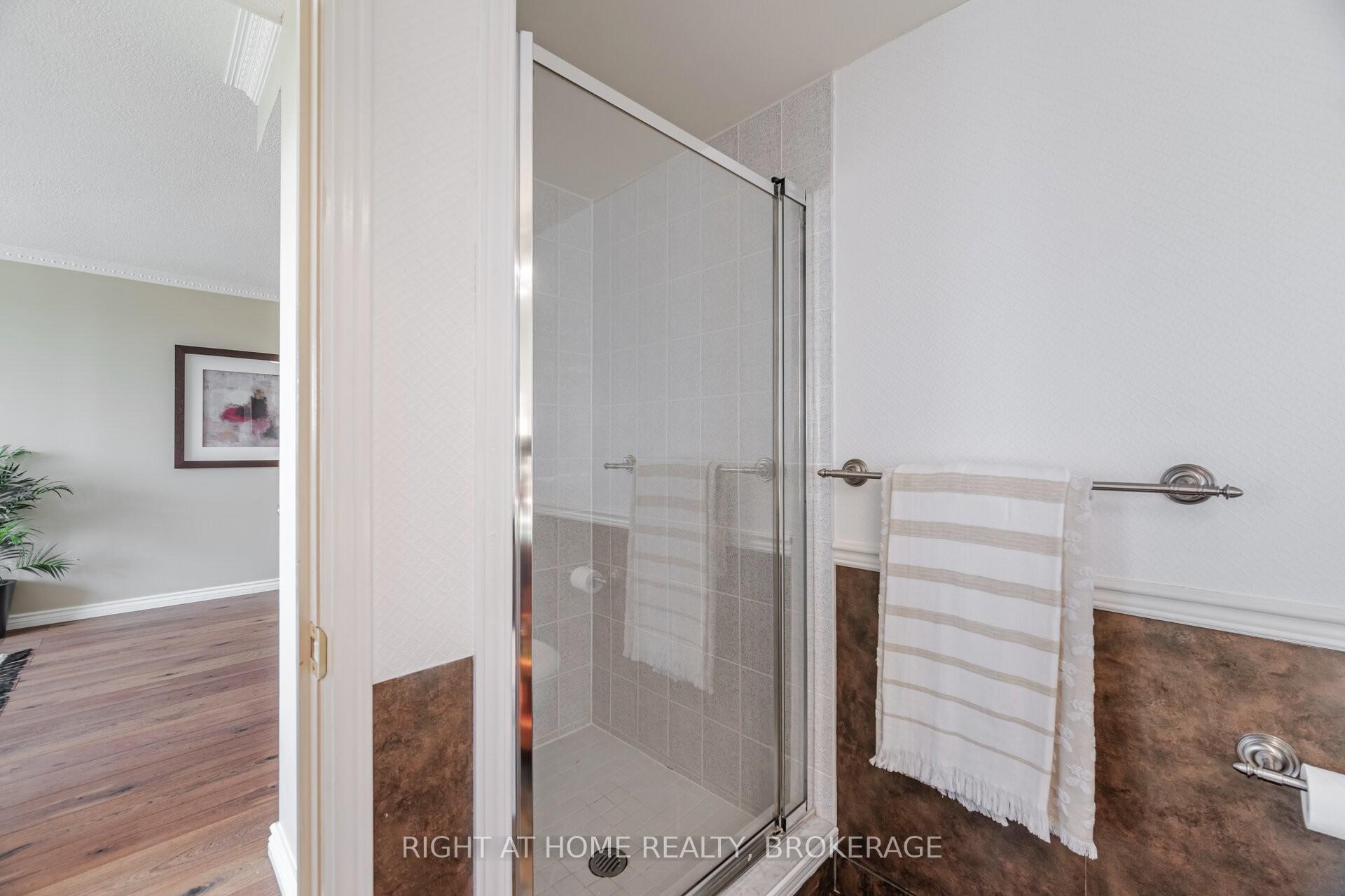 3 Bedrooms Condo at 1276 Maple Crossing, Burlington For sale