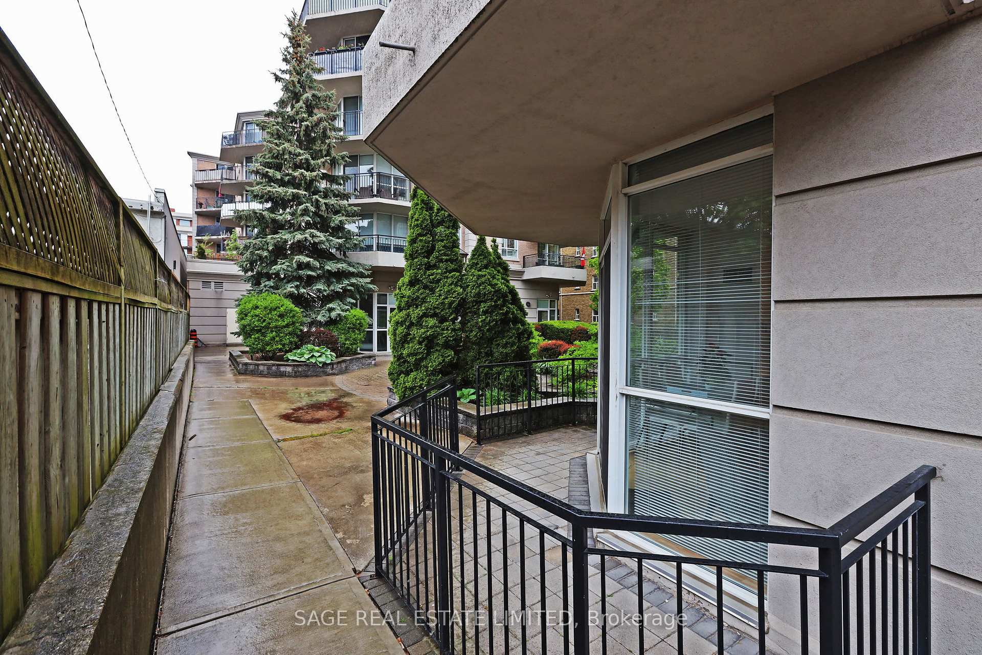 2 Bedrooms Condo at 55 Lorindale, Toronto For sale