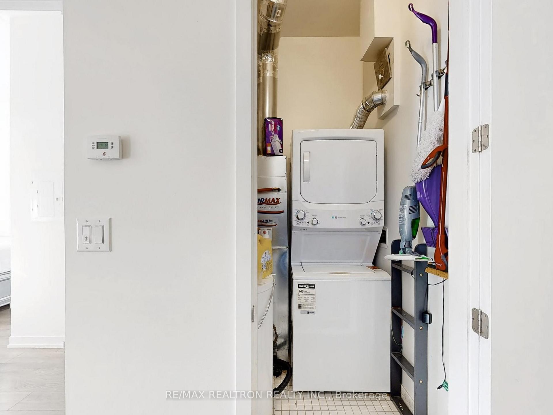 2 Bedrooms Condo at 160 Canon Jackson, Toronto For sale