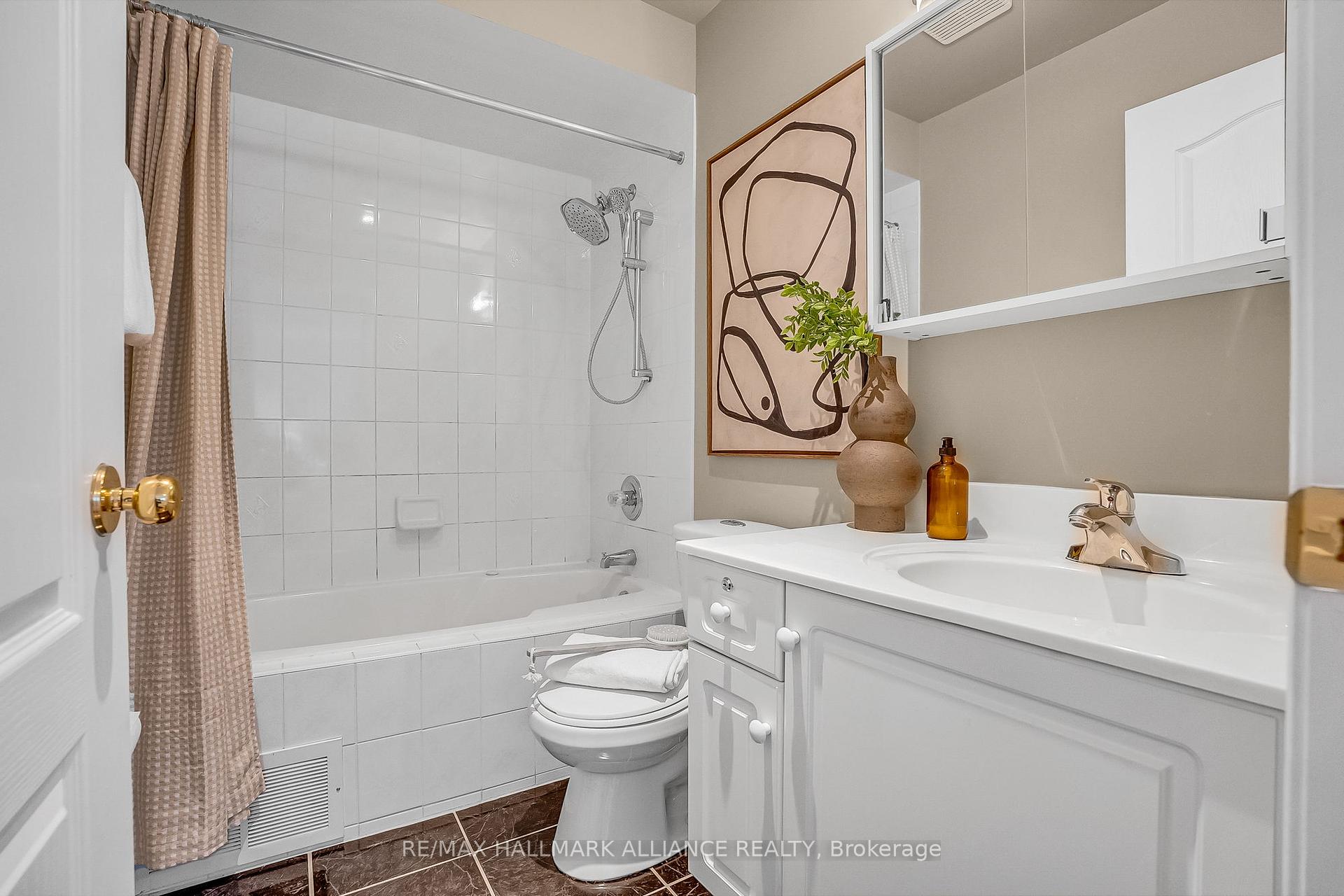 3 Bedrooms Condo at 5031 East Mill,  Mississauga For sale
