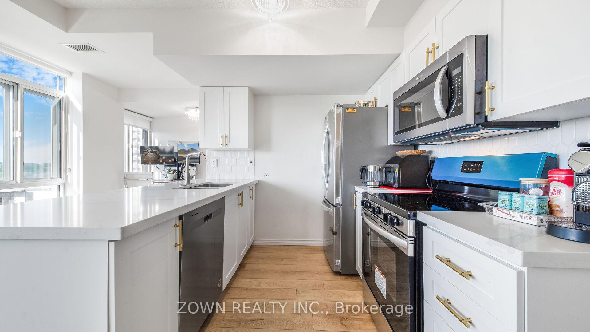 3 Bedrooms Condo at 15 Maplewood, Toronto For sale