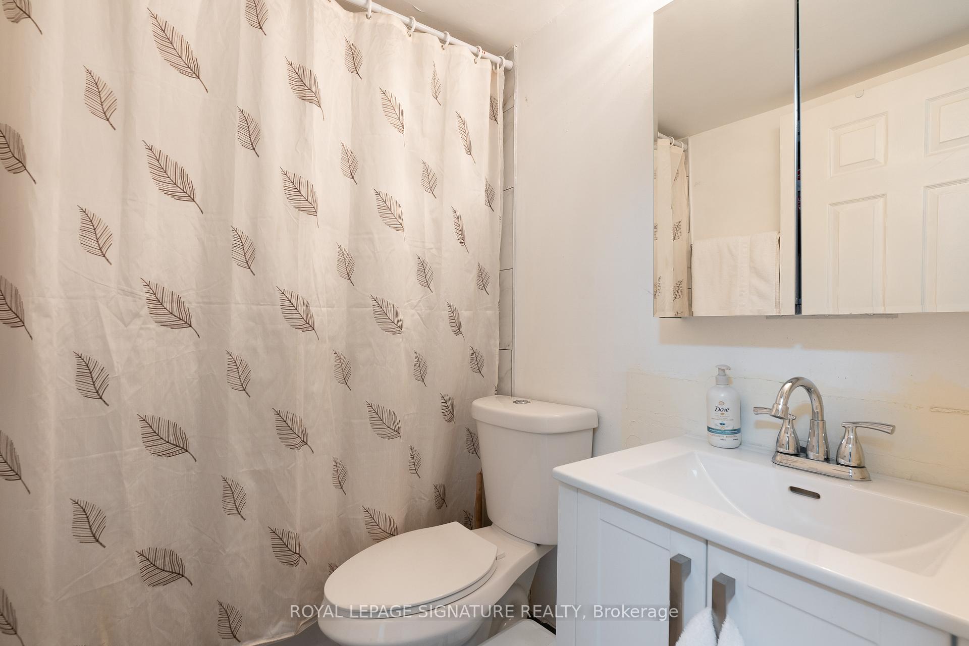 2 Bedrooms Condo at 15 Torrance, Toronto For sale