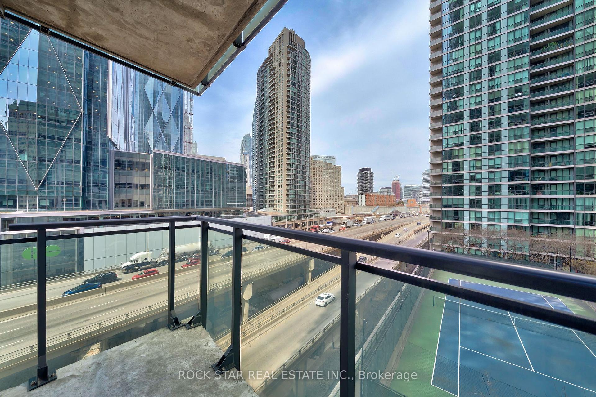 2 Bedrooms Condo at 18 Harbour,  Toronto For sale