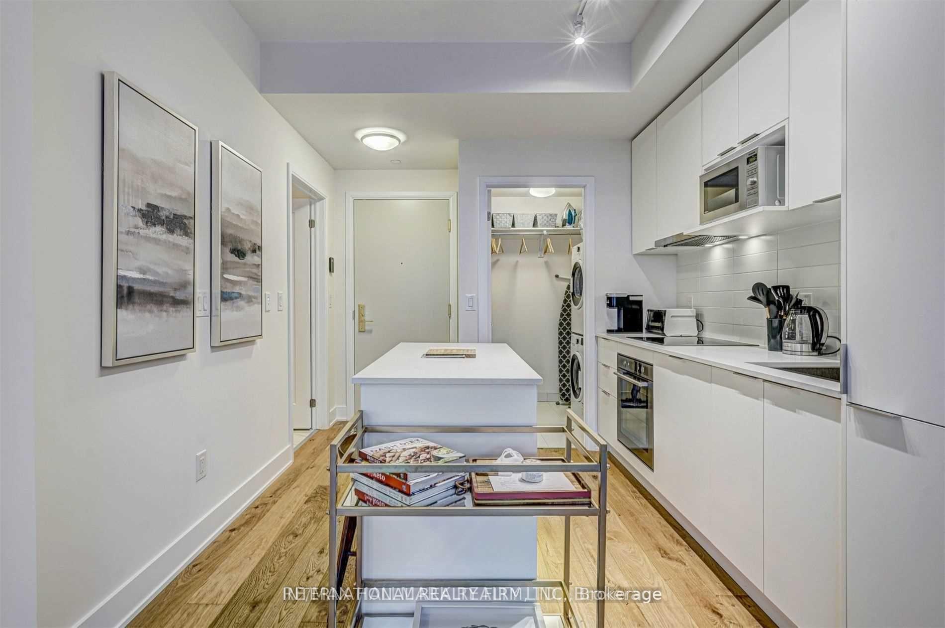 1 Bedroom Condo at 88 Cumberland,  Toronto For sale