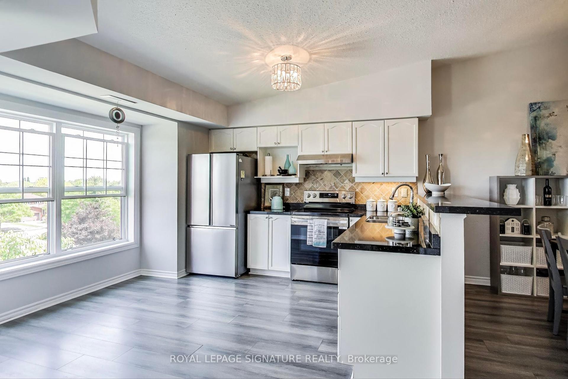 3 Bedrooms Condo at 1460 Bishops, Oakville For sale