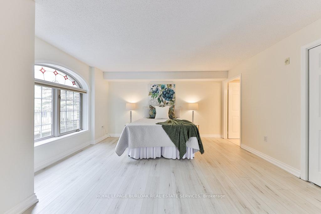 2 Bedrooms Condo at 216E Plains, Burlington For sale