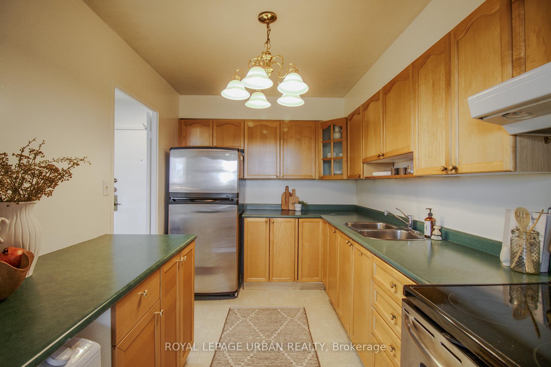 3 Bedrooms Condo at 20 Edgecliff, Toronto For sale
