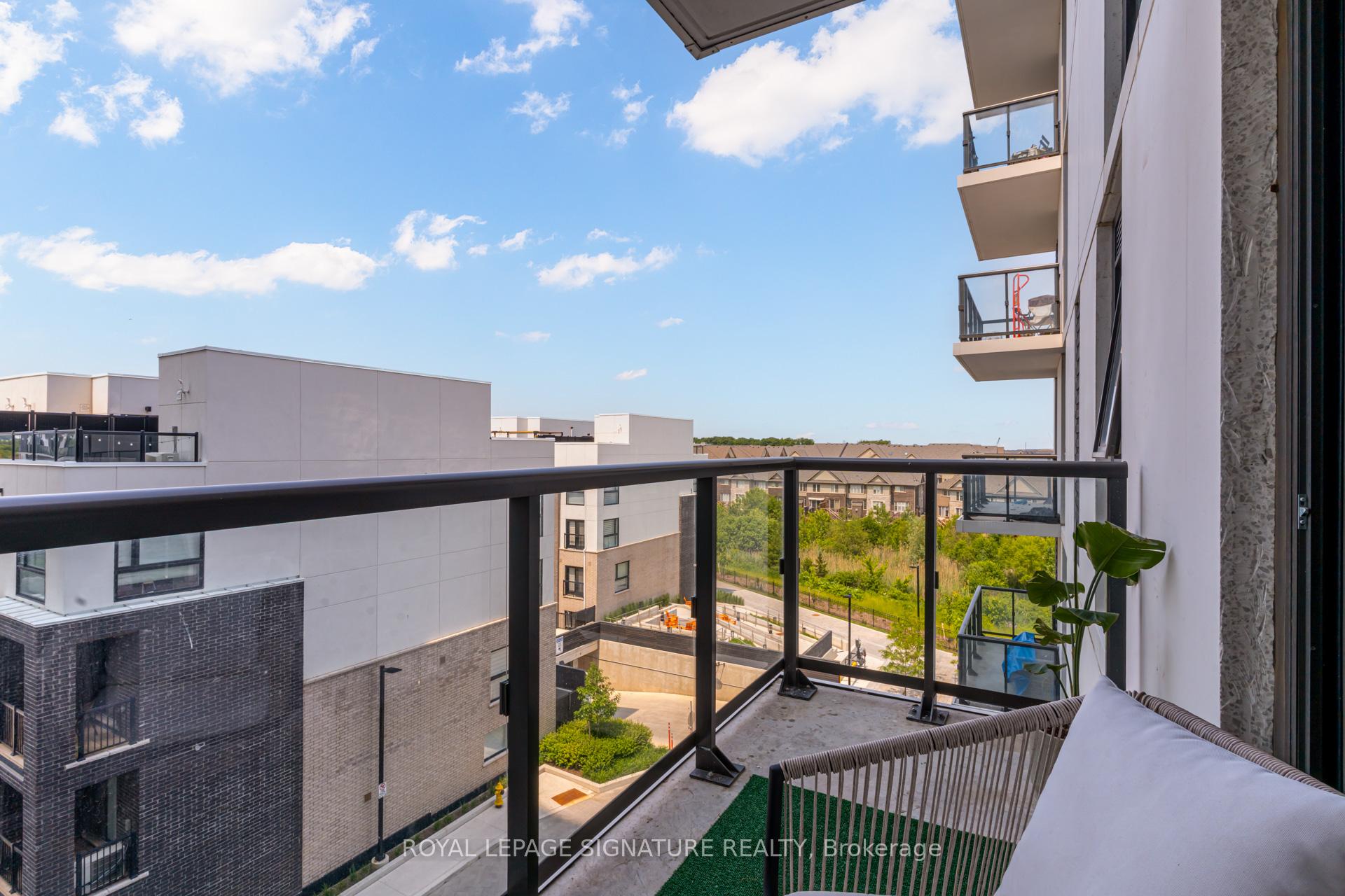 2 Bedrooms Condo at 335 Wheat Boom, Oakville For sale