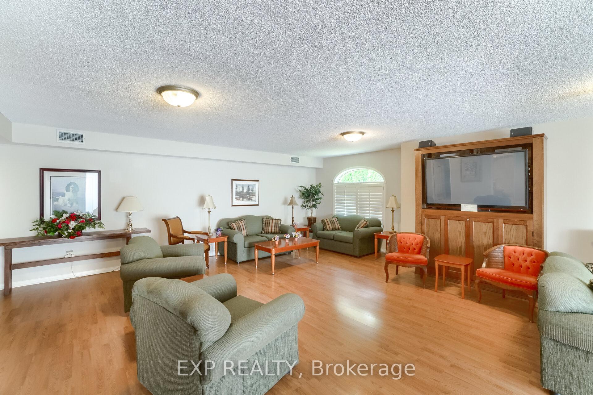 2 Bedrooms Condo at 216 Plains, Burlington For sale