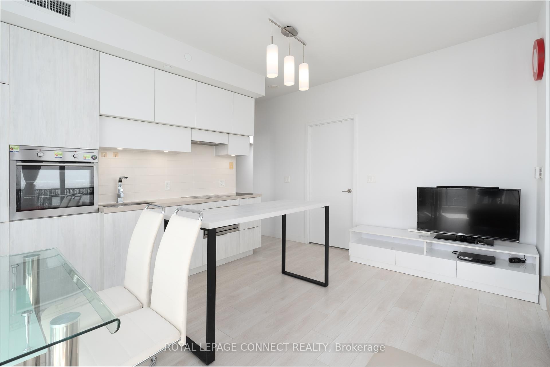2 Bedrooms Condo at 8 Eglinton, Toronto For sale