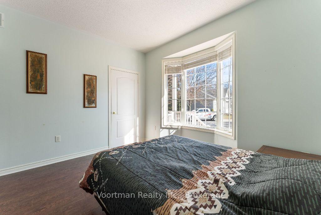 2 Bedrooms Condo at 360 Silverbirch,  Hamilton For sale