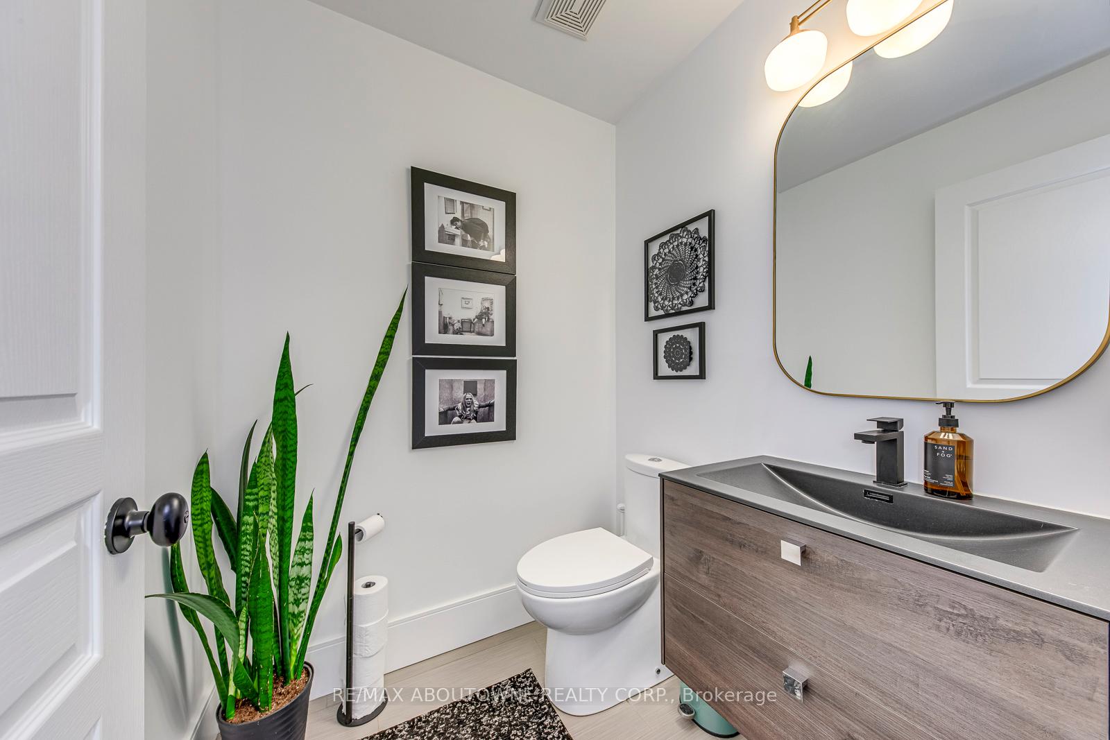 2 Bedrooms Condo at 1401 Plains, Burlington For sale