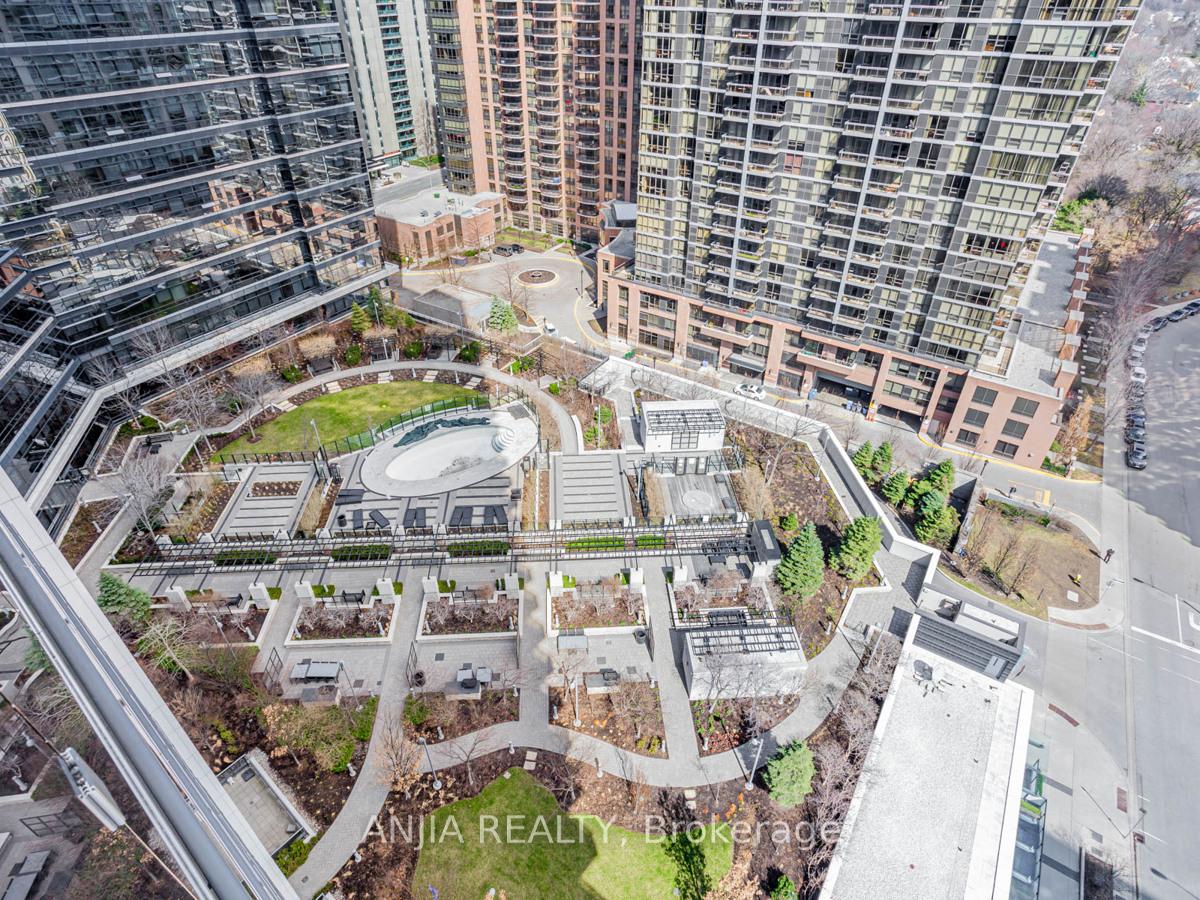 3 Bedrooms Condo at 2 Anndale,  Toronto For sale