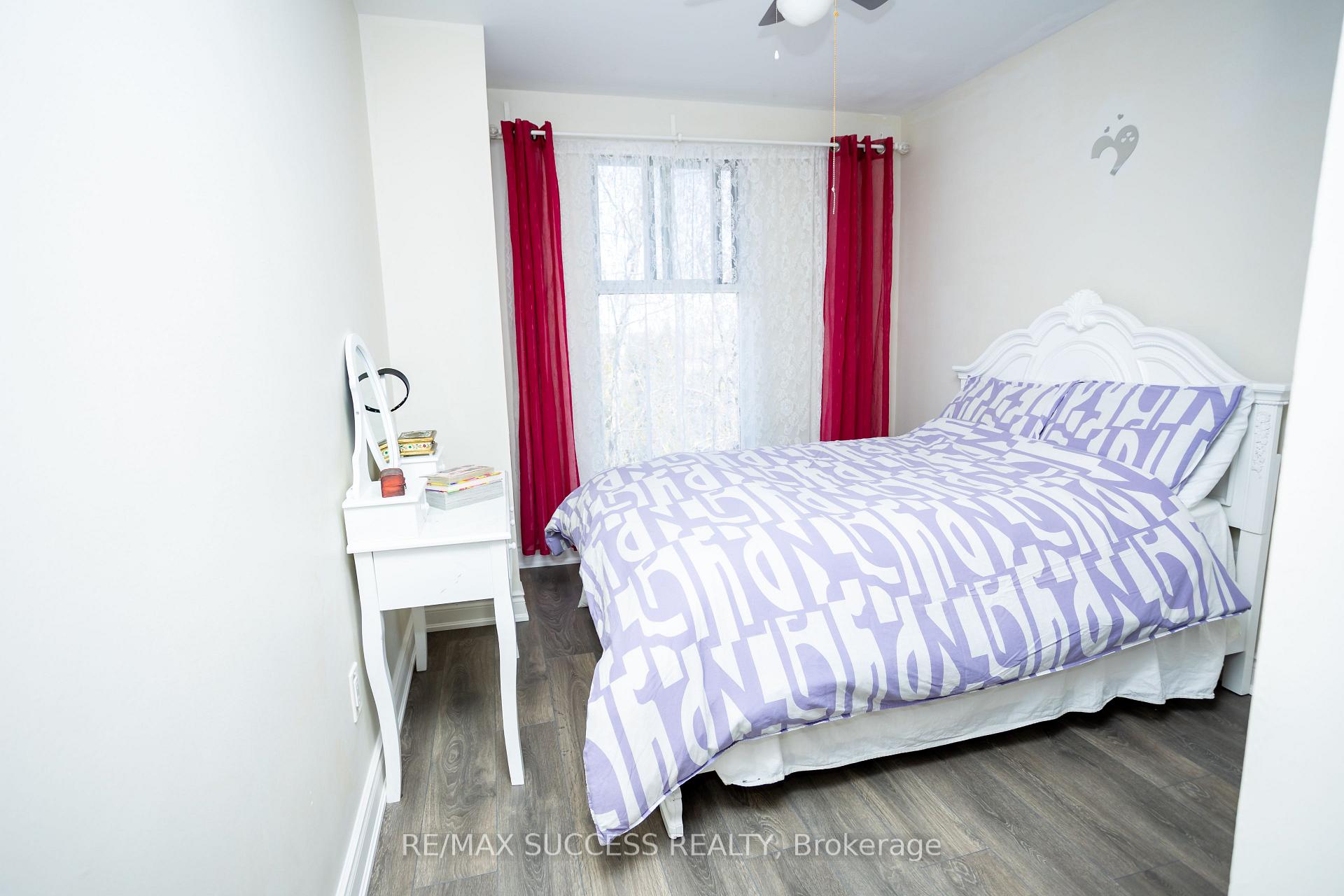 3 Bedrooms Condo at 2095 Roche, Mississauga For sale