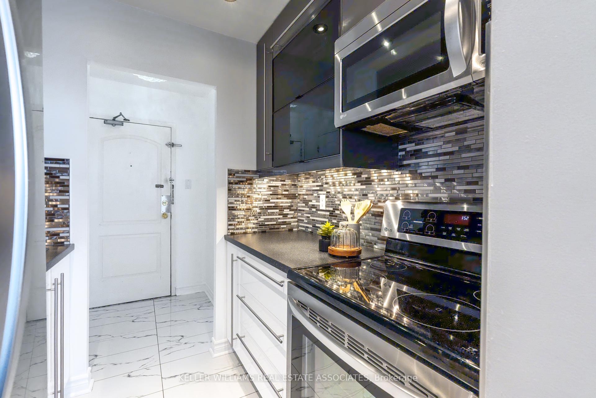 2 Bedrooms Condo at 3145 Queen Frederica, Mississauga For sale